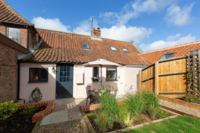 Fayette sleeps 4, 2 bedrooms, cute garden